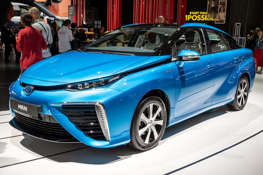 Niebieska Toyota Mirai na targach motoryzacyjnych