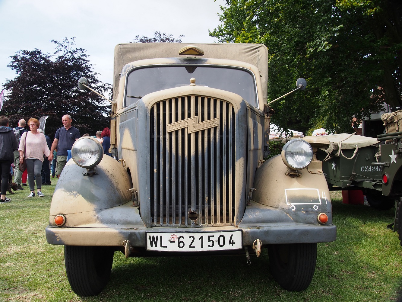 Zabytkowa ciężarówka Opla z czasów II wojny światowej, pomalowana w kamuflarz