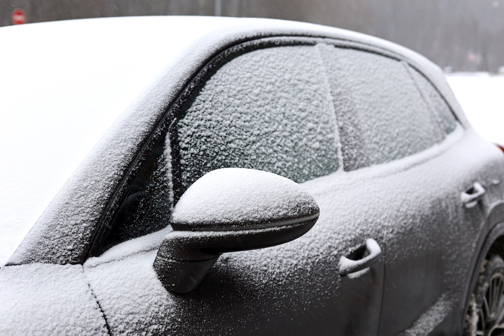 Samochód pokryty cienką warstwą śniegu